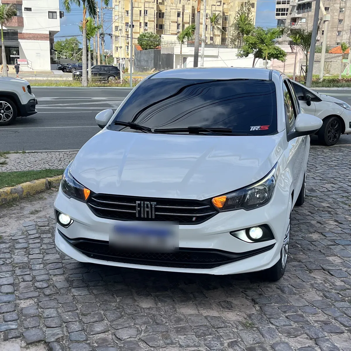 Fiat Cronos branco de frente