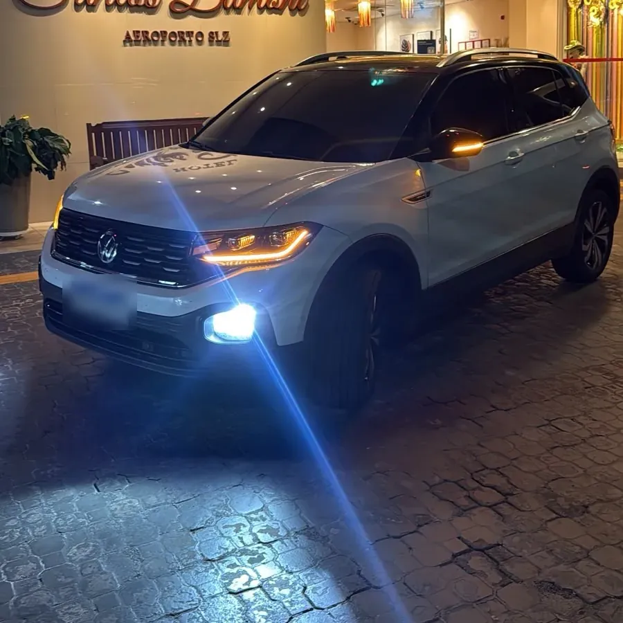 T-Cross com faróis acesos à noite