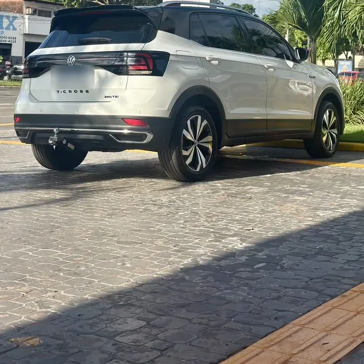 T-Cross branco visto de trás